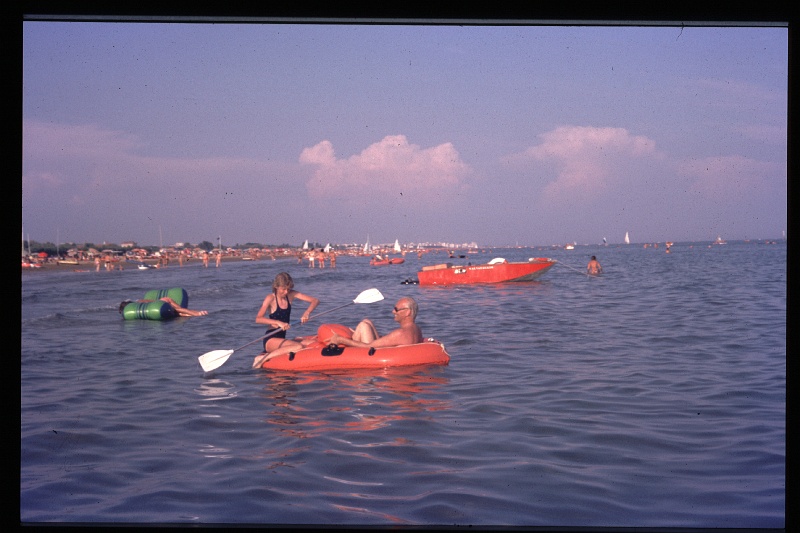 01.Bibione jul 1975 Papa,Marion.JPG